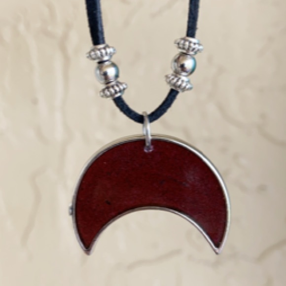 Dark red resin crescent moon leather necklace - Picture 5 of 13